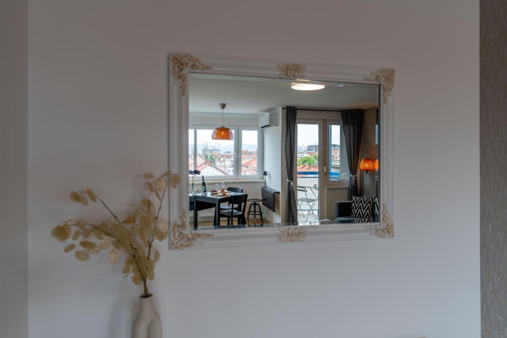 Elegant Tour As Studio Gilly With Open Views And A Balcony In The Center Ljubljana Ngoại thất bức ảnh